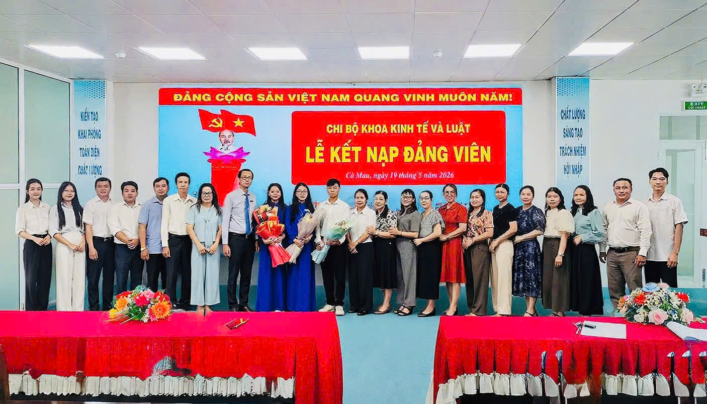 CHI BỘ KHOA KINH TẾ VÀ LUẬT TỔ CHỨC LỄ KẾT NẠP ĐẢNG VIÊN